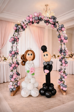 Bogen mit Blüten und Ballons